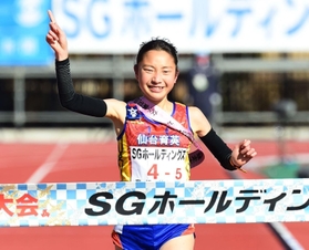 ２年ぶり５度目の優勝を果たした女子・仙台育英のアンカー須郷柚菜（撮影・坂井萌香）