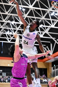 福島-西宮　第２クオーター、相手のシュートを阻む西宮のハインズ（２４）（Ｃ）B.LEAGUE