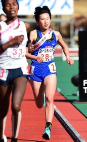 ６位入賞を果たした女子・須磨学園のアンカー田村優芽（右）＝２６日、京都市のたけびしスタジアム京都（撮影・坂井萌香）