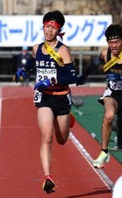７位でフィニッシュする男子・西脇工のアンカー新妻玲旺（左）＝２６日、京都市のたけびしスタジアム京都（撮影・坂井萌香）