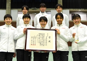 ６位入賞を果たした女子・須磨学園のメンバー＝２６日午後、京都市右京区、京都市体育館（撮影・坂井萌香）