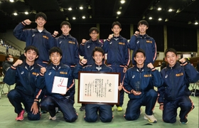 ７位入賞を果たし、笑顔を見せる男子・西脇工のメンバー＝京都市右京区、京都市体育館（撮影・坂井萌香）