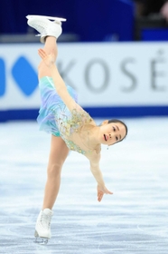 女子フリー　軽やかに滑る三原舞依＝２５日夜（撮影・吉田敦史）