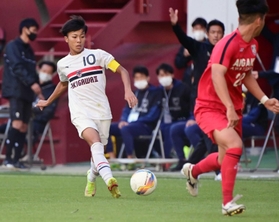 攻撃陣をけん引する滝川第二のＭＦ藤田仁朗＝１１月７日、ノエビアスタジアム神戸