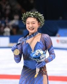 女子で優勝し、メダルを手に笑顔の坂本花織＝２５日夜、さいたまスーパーアリーナ（撮影・吉田敦史）