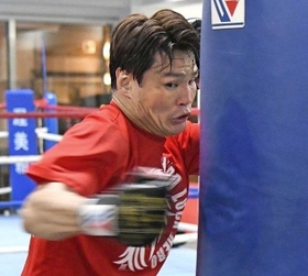 サンドバッグを打ち込む野中選手＝大阪市西成区、渥美ジム