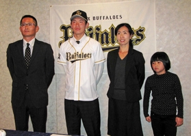 オリックスと仮契約を結び、家族と写真に納まる高校時代の吉田凌投手（２０１５年）