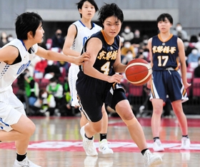 女子決勝の桜花学園戦で両校最多１７得点と奮闘した京都精華学園の瀬川心暖主将（４）＝２８日、東京体育館（ＪＢＡ提供）