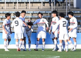 滝川第二ー仙台育英　後半、先制を許し，円陣を組んで話し合う滝川第二イレブン＝ニッパツ三ツ沢球技場（撮影・高石航平）