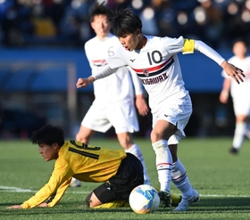 仙台育英-滝川第二　後半、ディフェンスをかわす滝川第二・藤田主将＝ニッパツ三ツ沢球技場（撮影・高石航平）