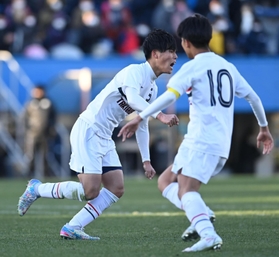 仙台育英-滝川第二　後半ロスタイム、ゴールを決めて拳を握る滝川第二・島田（左）＝ニッパツ三ツ沢球技場（撮影・高石航平）
