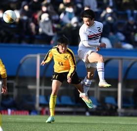 仙台育英-滝川第二　後半、クロスに頭を合わせる滝川第二・黒井（右）＝ニッパツ三ツ沢球技場（撮影・高石航平）