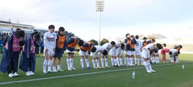試合に敗れ、スタンドの家族やチームメートにあいさつする滝川第二イレブン＝ニッパツ三ツ沢球技場（撮影・高石航平）