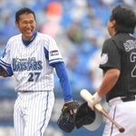 ２０２１年６月の試合前に行われた「伝説のＯＢ一打席対決」で里崎智也氏（右）を左飛に打ち取り笑顔を見せる久保康友氏＝横浜スタジアム（撮影・伊藤笙子）