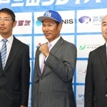 入団会見を開いた久保康友投手（中央）＝三田市三輪、アメニスキッピースタジアム