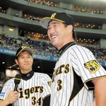 久保康友投手に感謝の言葉をかけられ照れ笑いの関本賢太郎内野手＝阪神甲子園球場（２０１１年）