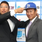兵庫ブレイバーズの橋本大祐監督（左）と記者会見に臨んだ久保康友投手＝三田市三輪