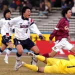 ２００６年の全国高校サッカー選手権２回戦、中京大中京戦で終了間際に２点目のゴール決め雄叫びを上げる滝川第二のＦＷ森島康仁（左手前）＝同年１月２日、等々力陸上競技場