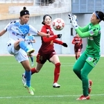 ＡＳハリマ-ＮＧＵラブリッジ名古屋　後半、４点目のループシュートを右足で打つＡＳハリマの千葉（左）