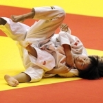 柔道女子４４キロ級決勝　小内巻き込みを仕掛ける湊川の北口愛衣香（手前）