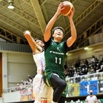 西宮-山形　前半、シュートを狙う西宮の中西（Ｃ）B.LEAGUE