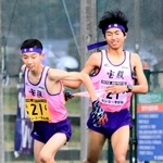 男子・宝殿　５区佐藤透晏（右）からたすきを受け取る６区加藤璃久