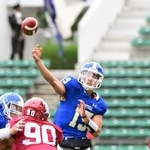 関学大-立命大　第２Ｑ、パスを狙う関学大ＱＢ鎌田陽大＝５日午後、ヨドコウ桜スタジアム（撮影・中西幸大）