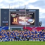 甲子園ボウル出場を決め記念撮影をする関学大ファイターズ＝５日夕、ヨドコウ桜スタジアム（撮影・中西幸大）