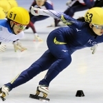 選手権女子１５００メートルで先頭に立つ長森遥南