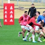 ラグビー日本代表の欧州遠征後の隔離期間が明け、神戸に合流したＣＴＢラファエレ（左から２人目）＝神戸市東灘区御影浜町、神鋼灘浜グラウンド