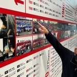 コベルコ神戸スティーラーズのクラブハウスに完成したレガシーウオール。Ｖ７時代や阪神・淡路大震災などを写真で刻む＝７日午後、神戸市東灘区御影浜町