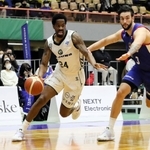 ＦＥ名古屋-西宮　第１クオーター、ドリブルで切り込む西宮のハインズ（左）（Ｃ）B.LEAGUE