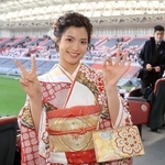 新型コロナ禍のため延期になっていた成人式に出席し東京五輪柔道女子５２キロ級金メダリストの阿部詩選手。両手で「２０歳」のポーズをつくる＝１２日午後、神戸市兵庫区のノエビアスタジアム神戸（撮影・小林良多）