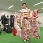 新型コロナ禍のため延期になっていた成人式に出席した東京五輪柔道女子５２キロ級金メダリストの阿部詩選手＝１２日午後、神戸市兵庫区のノエビアスタジアム神戸（撮影・小林良多）