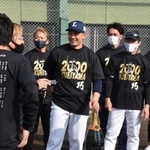 母校・育英高野球部の同級生らに記念品を贈られ、笑顔を見せる西武・栗山（中央）＝三木市、三木総合防災公園野球場