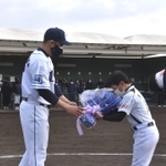 通算２千安打達成のお祝いとして、選手から花束を受け取る西武・栗山（左）＝三木市、三木総合防災公園野球場