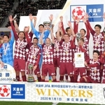 天皇杯を初制覇して喜ぶフェルマーレン（前列右から４人目）ら神戸イレブン＝２０２０年１月１日、国立競技場