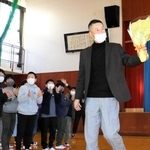 尼崎市立立花北小学校の５、６年生に失敗の意義を伝えた元阪神の今岡真訪氏＝尼崎市栗山町２