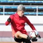 ボールを使ったトレーニングに打ち込む横浜ＦＣの三浦知良＝１５日午前、大阪府内