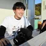 現地観戦できないファンらのため試合をライブ配信する平田悠さん＝１１月、京都市の宝が池球技場