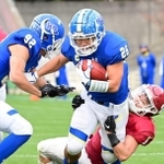 アメリカンフットボールの大学東西代表決定戦・関学大対立命大戦の第３クオーター、突進する関学大の前田公（２６）＝５日、ヨドコウ桜スタジアム