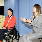 兵庫県の斎藤元彦知事との面談後、練習環境の改善について話すパラ陸上の中西麻耶（右）と大矢勇気＝兵庫県庁