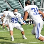 甲子園ボウルに向けて練習に余念がない関学大のＬＢ都賀創（９９）＝甲子園球場