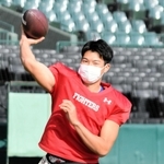 甲子園ボウルに向けて練習に余念がない関学大の２年生ＱＢ鎌田陽大＝甲子園球場