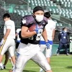 甲子園ボウルに向けて練習に余念がない関学大のエースＲＢ前田公＝甲子園球場