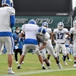 甲子園ボウルに向け、練習に余念がない関学大の選手たち＝甲子園球場