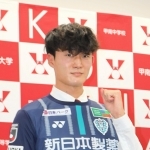 Ｊ１福岡の加入内定会見でポーズを取る甲南大の井上聖也＝神戸市東灘区、甲南大