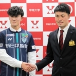Ｊ１福岡の加入内定会見で握手を交わす甲南大の井上聖也（左）と柳川雅樹監督＝神戸市東灘区、甲南大