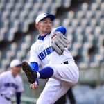 高く足を上げて投球するイチローさん＝１８日午後、神戸市須磨区、ほっともっとフィールド神戸