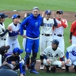 女子高校選抜ナインと記念撮影に臨むイチローさん（中央）＝１８日午後、神戸市須磨区、ほっともっとフィールド神戸